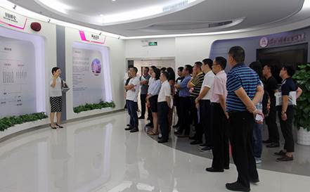 说明: F:\【资料与办公】\办公区\2.网站新闻\2019年\9月\2019.09.07 智博体育在线app官网举办“高级管理人员研修班”培训\参观展厅(文中.jpg