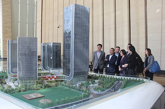 说明: F:\【资料与办公】\办公区\2.网站新闻\2019年\12月\2019.12.10 上海市松江区经济科技开发区党工委书记袁球坤一行莅临智博体育在线app官网考察\参观（文中.jpg