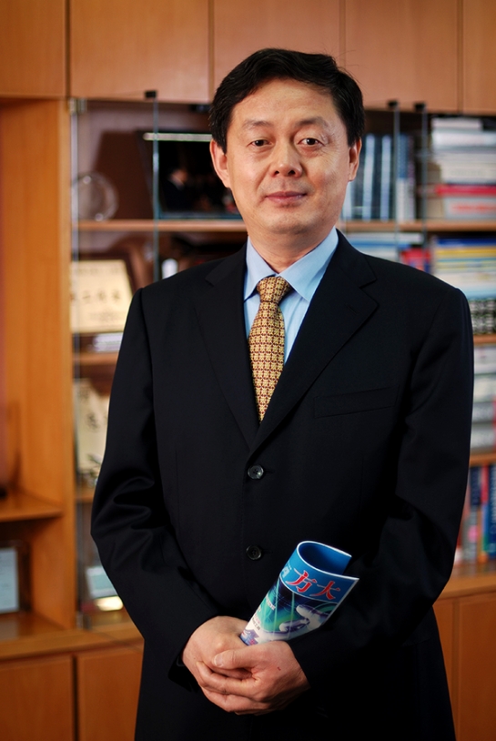 上海证券报刊发熊建明董事长专访报道《智博体育在线app官网熊建明：从幕墙到屏蔽门 折射出一颗创新的心》