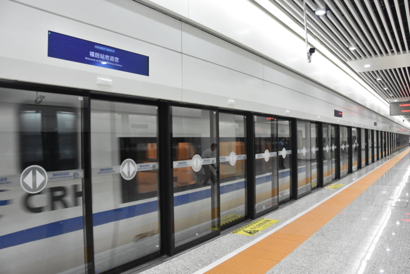 方大首创智能全滑动站台门于深圳福田高铁站首次启用，登陆深圳卫视！